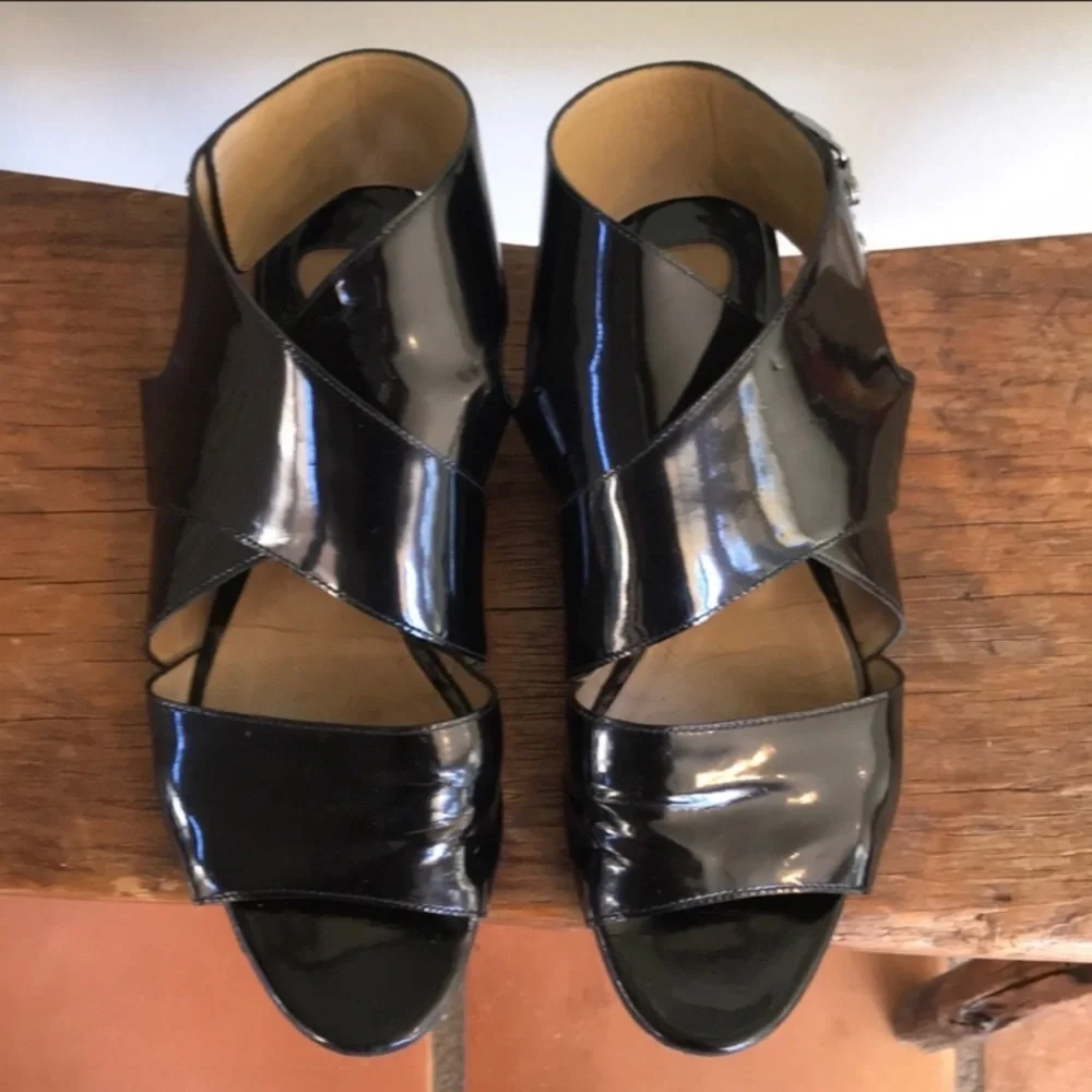 $550. Pretty Chloé patent leather sandals 👡 36.5
